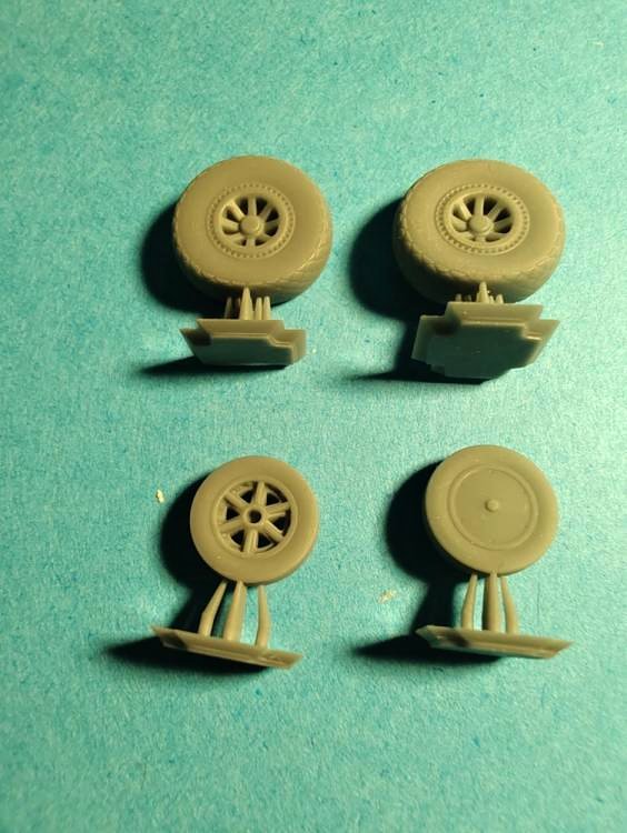 1/72 Tigercat wheels with treads - loaded (FLY)
